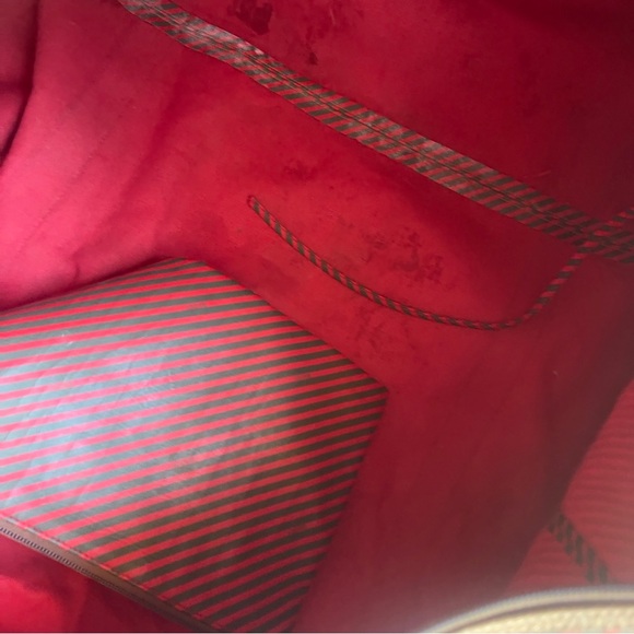 Vintage Gucci Duffle with a zip up bag inside - Picture 15 of 17